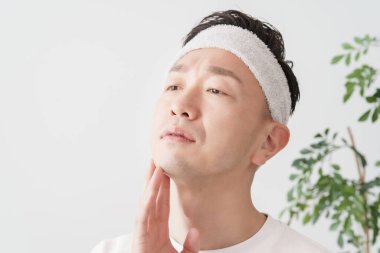 Asyalı aracı cilt durumunu kontrol ediyor