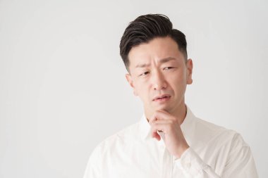 Beyaz gömlekli, stresli görünüşlü bir adam.