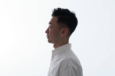 Beyaz bir arka planın önünde duran bir aracı.