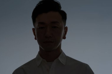 Beyaz bir arka planın önünde duran bir aracı.