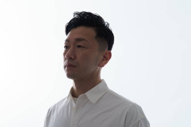 Beyaz bir arka planın önünde duran bir aracı.