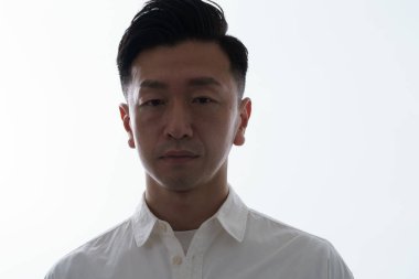 Beyaz bir arka planın önünde duran bir aracı.