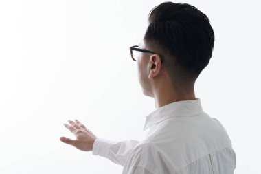 Parlak bir yere dokunan bir adam