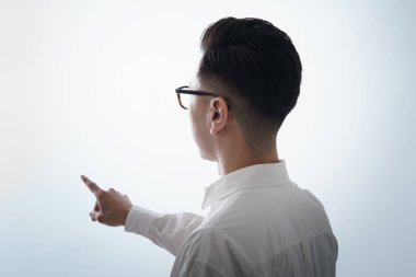 Parlak bir yere dokunan bir adam