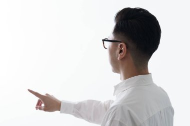 Parlak bir yere dokunan bir adam