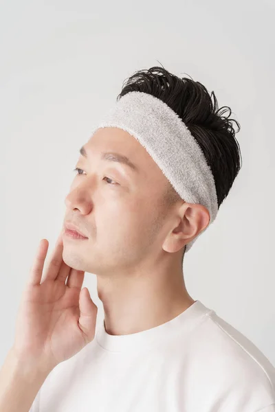 Asian Middle Man Checking Skin Condition — ストック写真