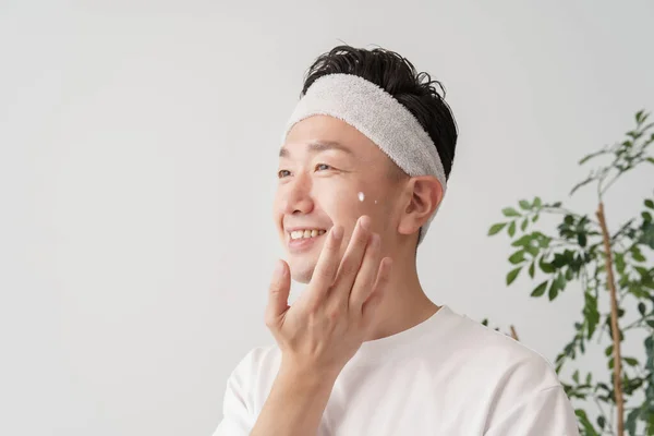 Asian Middle Man Applying Cream His Face — ストック写真