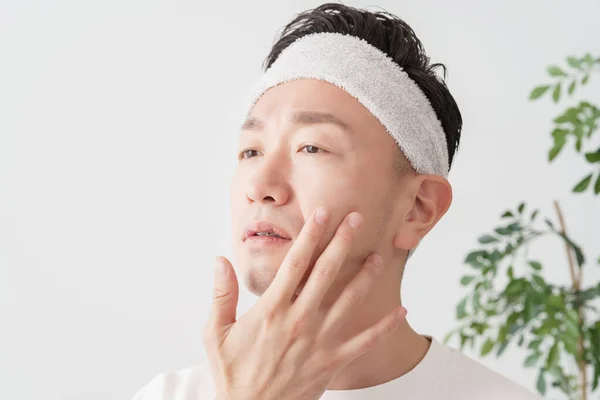 Asian Middle Man Checking Skin Condition — ストック写真