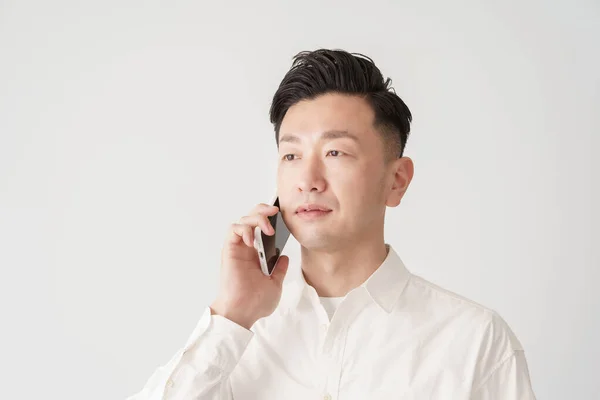 Homem Camisa Branca Falando Smartphone — Fotografia de Stock