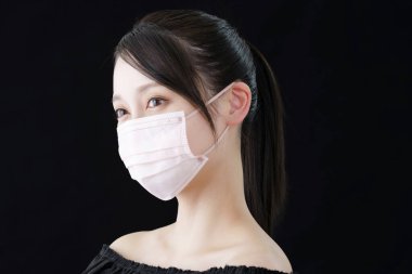 Ten rengine yakın bir maske takan bir kadın.