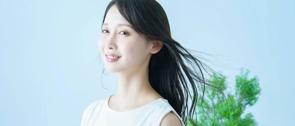 Asiática Joven Mujer Con Aleteo Pelo Una Sonrisa —  Fotos de Stock