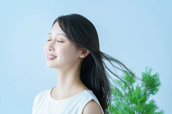 Asian Young Woman Fluttering Hair Smile — Stock Photo, Image