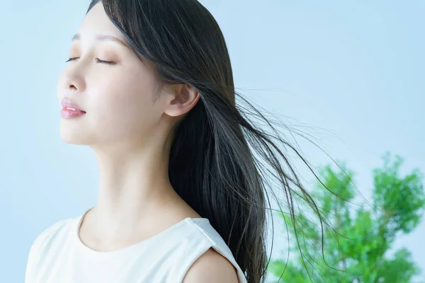 Asian Young Woman Fluttering Hair Smile — Stock Photo, Image