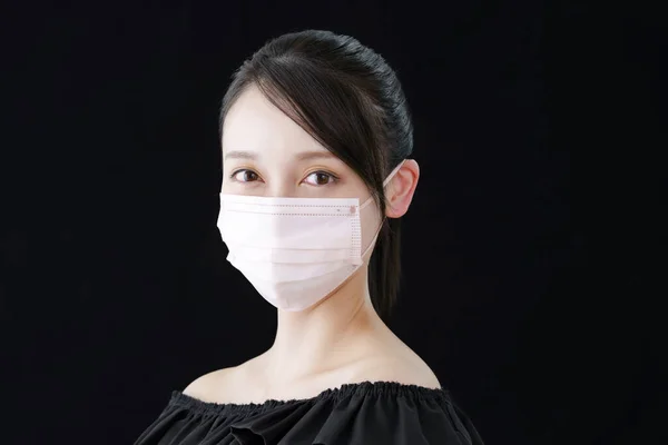 Seorang Wanita Mengenakan Masker Dengan Warna Dekat Dengan Warna Kulit — Stok Foto