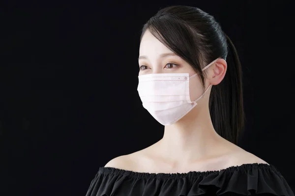 Seorang Wanita Mengenakan Masker Dengan Warna Dekat Dengan Warna Kulit — Stok Foto