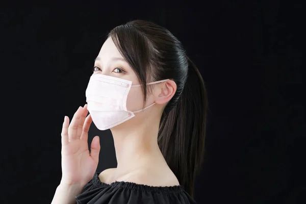 Uma Mulher Usando Uma Máscara Com Uma Cor Perto Cor — Fotografia de Stock