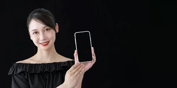 Jeune Femme Avec Smartphone Fond Noir — Photo