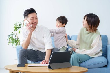 Çocukla çalışan bir adam.