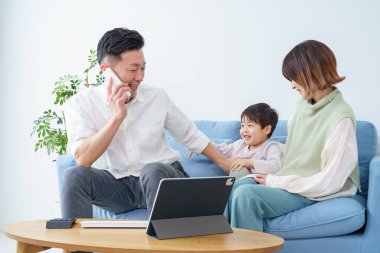 Çocukla çalışan bir adam.