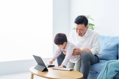 Evde çalışan babasını rahatsız eden bir çocuk.