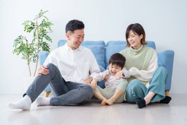 Aile, parlak bir odada kanepede dinleniyor.