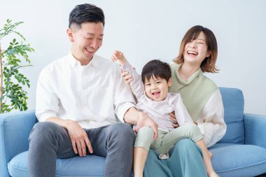 Aile, parlak bir odada kanepede dinleniyor.