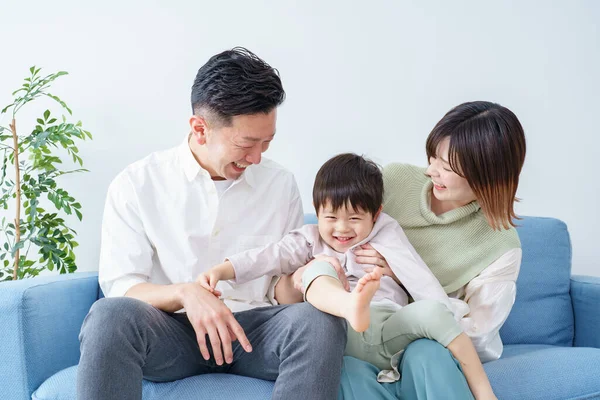 Family Relaxing Sofa Bright Room — Stock Photo, Image