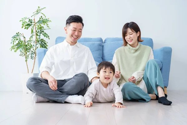 Familia Relajándose Sofá Una Habitación Luminosa — Foto de Stock