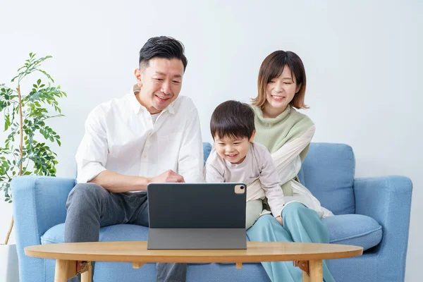 Family Looking Screen Tablet Indoors — ストック写真