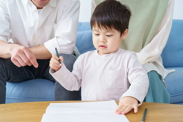 Kalemle Çizim Yapan Bir Çocuk Ailesi Ona Bakıyor — Stok fotoğraf
