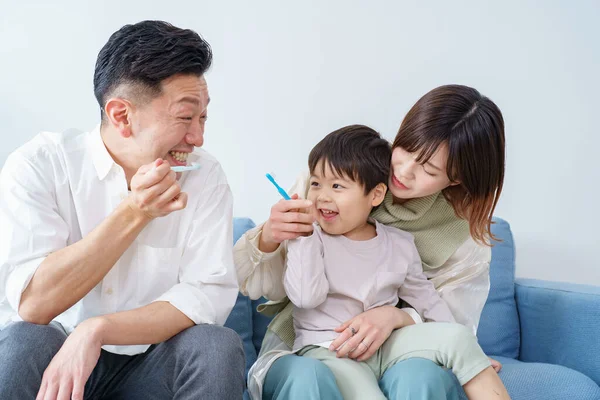 Parents Child Brushing Teeth Sofa — Stock Photo, Image