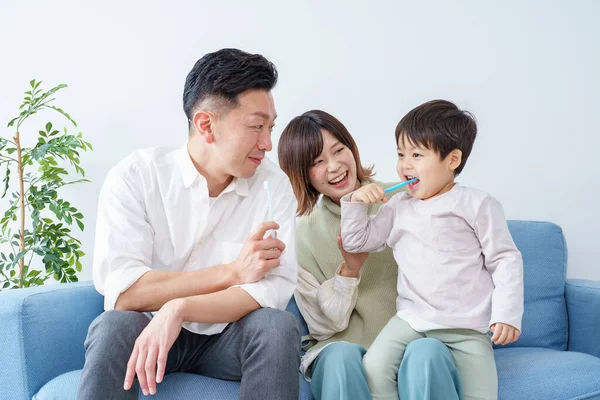 Pais Crianças Escovando Dentes Sofá — Fotografia de Stock