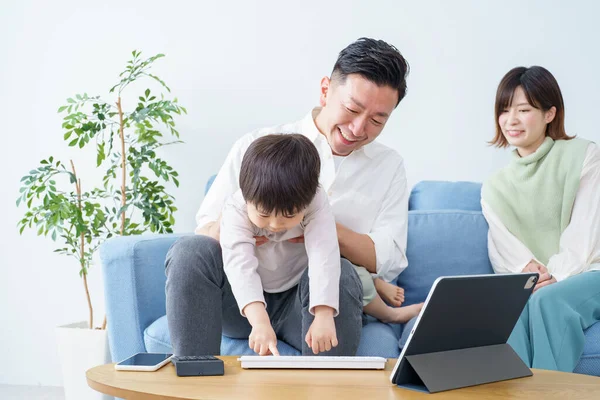 Een Man Die Met Een Kind Werkt — Stockfoto