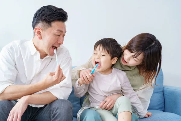 Padres Niños Cepillándose Los Dientes Sofá — Foto de Stock