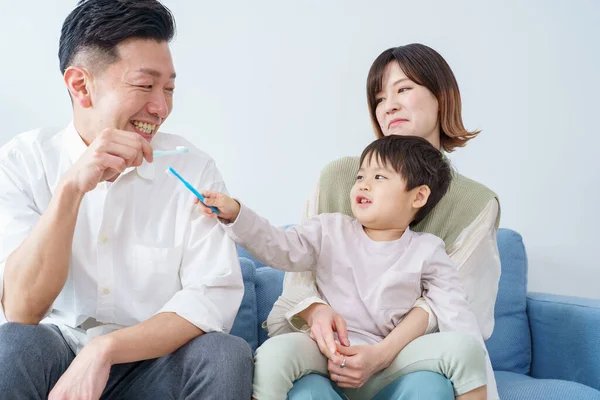 Батьки Діти Чистять Зуби Дивані — стокове фото