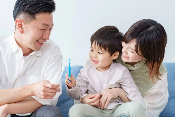 Padres Niños Cepillándose Los Dientes Sofá — Foto de Stock