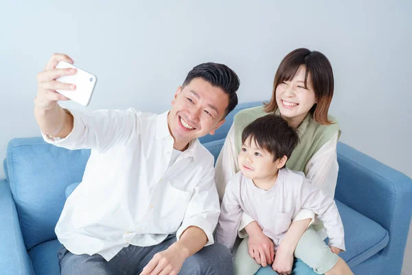 Rodzice Dziecko Robią Sobie Selfie Smartfonami — Zdjęcie stockowe