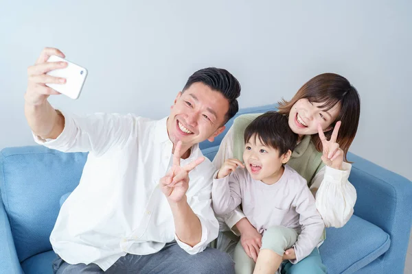 Padres Hijos Tomando Selfies Con Sus Teléfonos Inteligentes — Foto de Stock