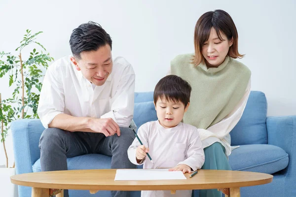 Niño Trabajando Dibujo Con Lápiz Sus Padres Cuidándolo — Foto de Stock