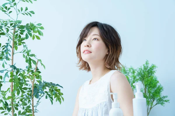 Une Femme Regard Détendu Entourée Plantes — Photo