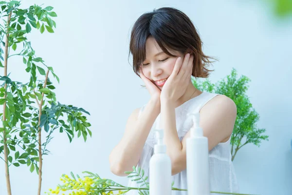 Woman Who Surrounded Foliage Plants Checks Condition Her Skin — ストック写真