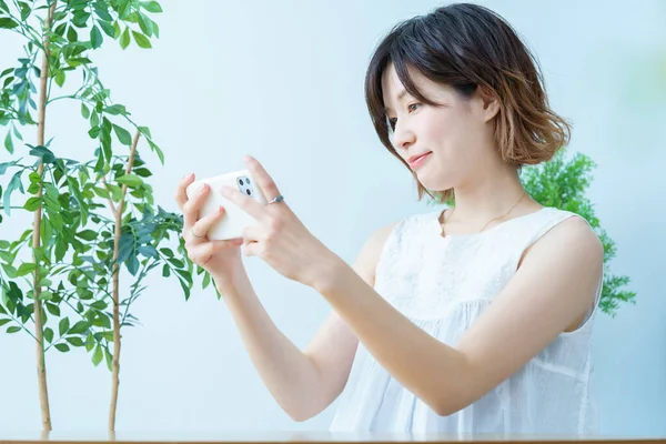 Una Mujer Operando Teléfono Inteligente Espacio Verde — Foto de Stock