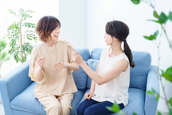 Dos Mujeres Charlando Con Copas Champán Sus Manos Con Una — Foto de Stock