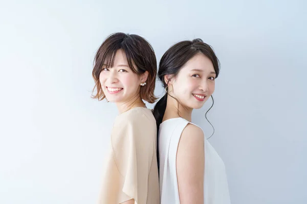 Twee Jonge Vrouwen Met Een Glimlach — Stockfoto