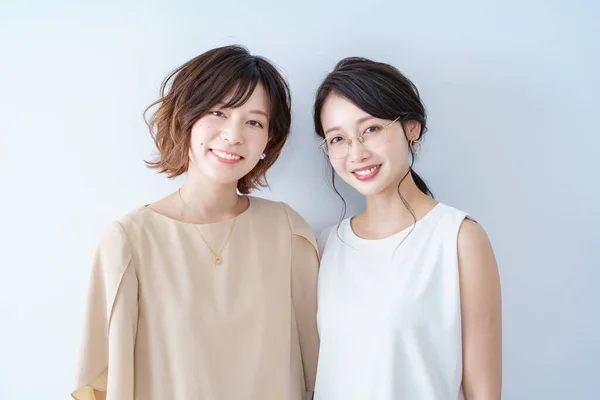 Dos Mujeres Jóvenes Alineadas Con Una Sonrisa — Foto de Stock