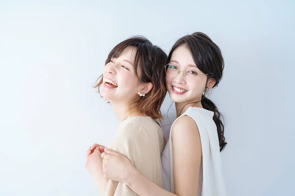 二人の若い女性が笑顔で並んでいた — ストック写真