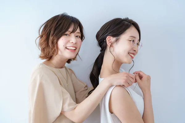 Dos Mujeres Jóvenes Alineadas Con Una Sonrisa — Foto de Stock