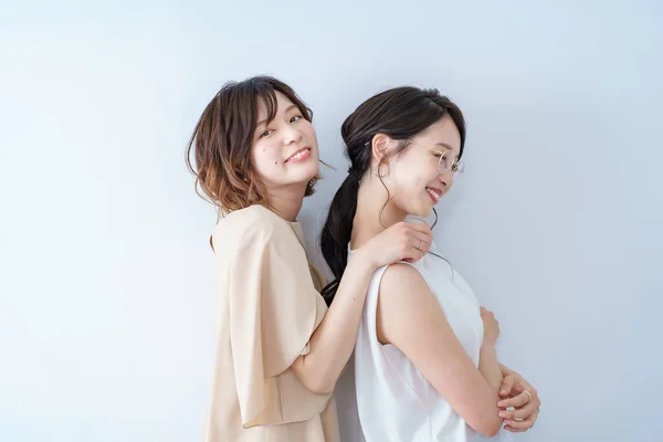 Dos Mujeres Jóvenes Alineadas Con Una Sonrisa — Foto de Stock