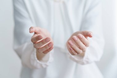 Ambalaj jesti olan güzel bir kadının elleri