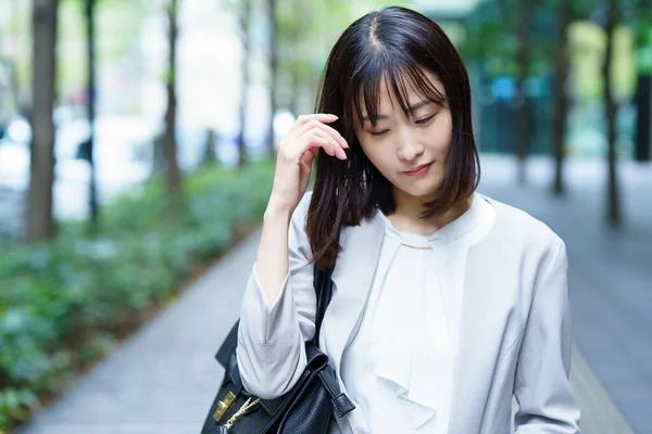 Giovane Donna Con Uno Sguardo Stanco — Foto Stock